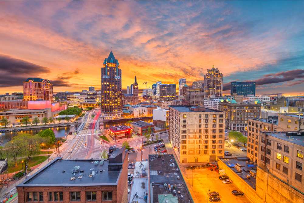 milwaukee skyline at dusk