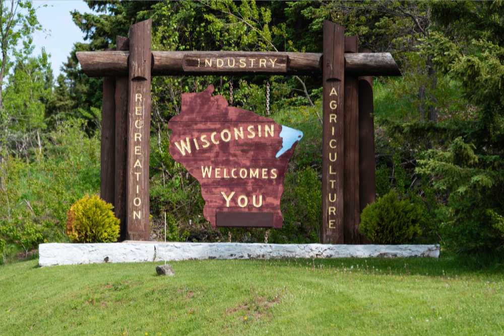 wisconsin welcomes you sign on grass